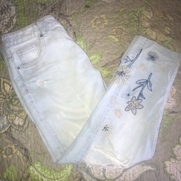 SOLD🦋 Zara Embroidered Mom Fit Jeans Size 8 - Picture 2 of 9